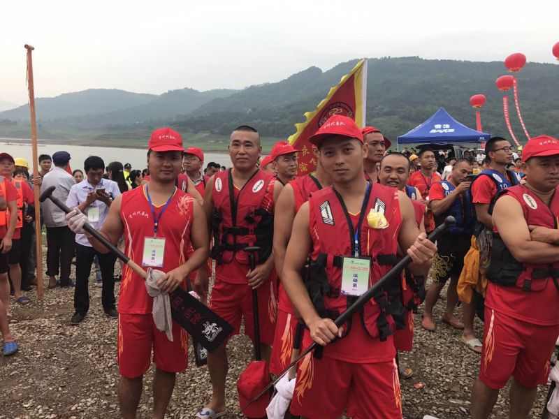 万州举办第二届“大唐荔园杯”龙舟赛 上万人江边观大赛