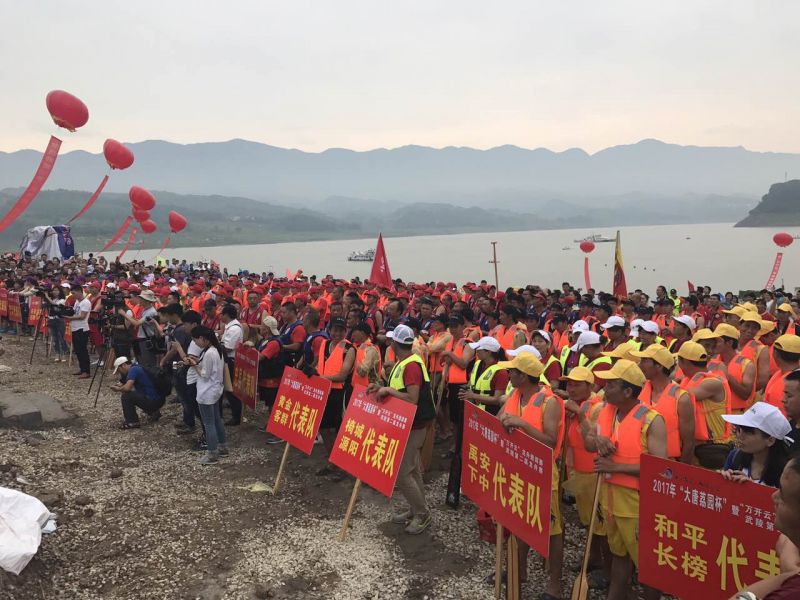 万州举办第二届“大唐荔园杯”龙舟赛 上万人江边观大赛