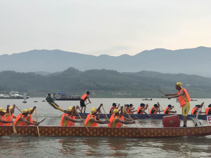 万州举办第二届“大唐荔园杯”龙舟赛 上万人江边观大赛
